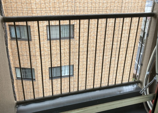バルコニーは、室外の専用スペースのうち、「屋根がなく開放された空間」であるものを指します。ベランダより広いタイプのものが多く、日当たりもよいため家庭菜園などを楽しみたい人にとって適した環境となります。