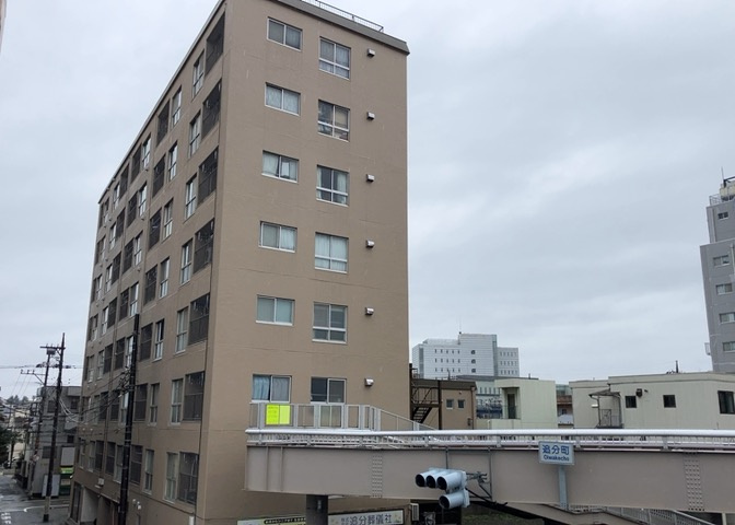 外観はマンション管理がされているかの目安になります。築年数が古いと、壁面は劣化してひび割れが生じることも！建物が古びていても細かいところが修繕されていると、きちんと管理されているなぁと感じるでしょう。