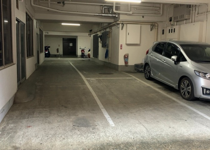 駐車場と明記されていても、最小スペースでつくられた駐車場だと大型車は駐車できなかったり、出入りしにくくなったりする可能性があります。お車のサイズと購入したい物件の駐車場のサイズを現地で確認しましょう。