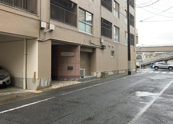 中庭（パティオ）とは、一つの建築物の内部に設けられた、壁などで囲われている庭のことを指します。コの字型、ロの字型が主流ですが、L字型の中庭もあります。最近では、インテリア性の高さからも人気があります。