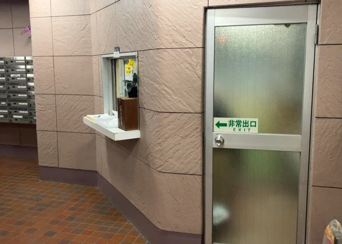 受付はマンションコンシェルジュがいる場合もあれば、管理人が滞在する小部屋を総称して呼ぶことがあります。主にエントランスに設置されていることから、防犯面でも期待ができます。防犯設備がない場合はより安心！