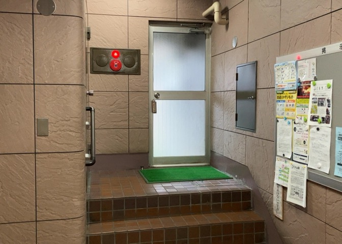ロビーというと、エントランスと何がちがうの？と思いますよね。実はロビーとエントランスには明確な決まりはありません。物件によっては、エントランスを入って広がるある程度の広さのある空間がロビーとなります。