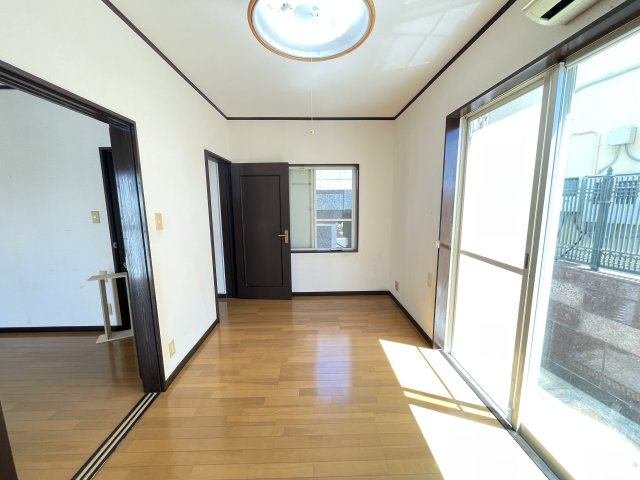 1階約6帖の洋室です。陽が良く差し込む部屋でして室内明るいです。