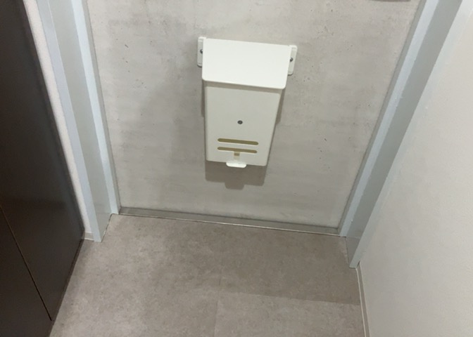 玄関は家の顔でもあり、家族以外の目にも止まる場所です。玄関は外との間を仕切る扉、靴などをしまっておく収納スペース、靴脱ぎのたたきスペース、来客とのやり取りをするドアホンなど複数のアイテムからなります。