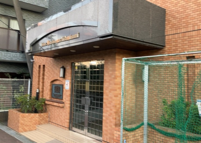外観はマンション管理がされているかの目安になります。築年数が古いと、壁面は劣化してひび割れが生じることも！建物が古びていても細かいところが修繕されていると、きちんと管理されているなぁと感じるでしょう。