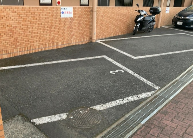 車一台あたりに必要なスペースは、標準サイズの普通自動車で横幅2m50cm、長さ5mは必要になります。ただし、乗降のことも考慮して横幅3m30cm、長さ5m50cmほどは確保できるところを選びましょう。