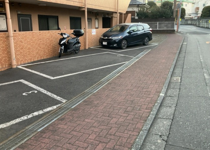 駐車場と明記されていても、最小スペースでつくられた駐車場だと大型車は駐車できなかったり、出入りしにくくなったりする可能性があります。お車のサイズと購入したい物件の駐車場のサイズを現地で確認しましょう。