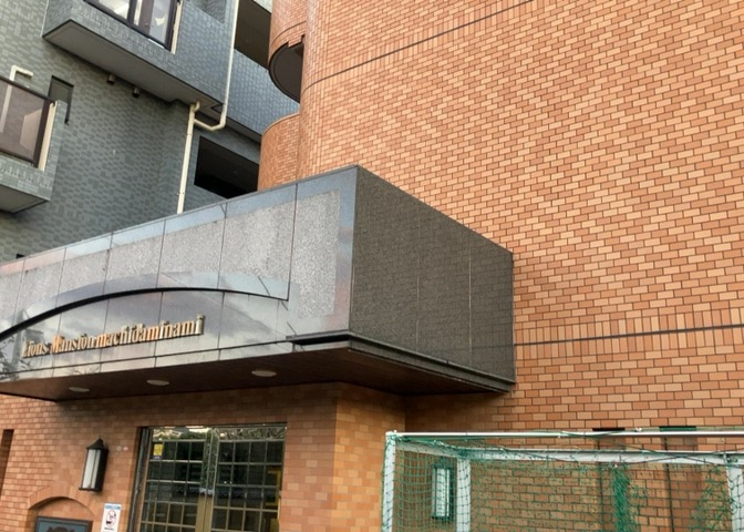 中庭（パティオ）とは、一つの建築物の内部に設けられた、壁などで囲われている庭のことを指します。コの字型、ロの字型が主流ですが、L字型の中庭もあります。最近では、インテリア性の高さからも人気があります。
