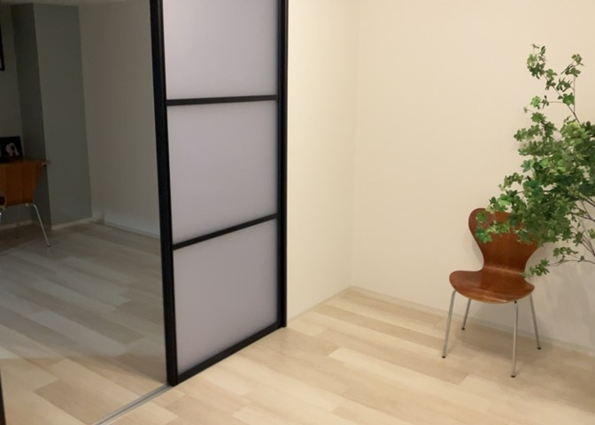 直線タイプはLとDKを一直線に並べた形で対面キッチンのタイプです。一般的なのでよく見かけるかもしれません。直線タイプに似た直接アイランドタイプは、キッチンとダイニングの間に壁がない分広く感じられます。