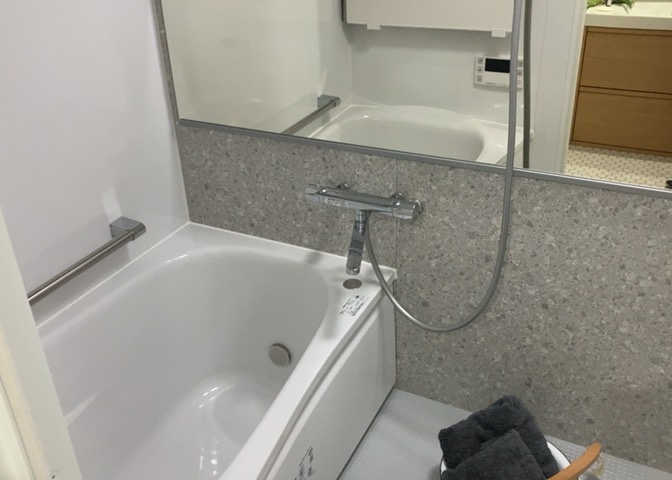 入浴時の快適さも大事なことですが、綺麗な状態を維持できなければ気持ちよく入浴できません。毎日の掃除が楽という点は大事なポイントになります！カビが生えにくく掃除がしやすい、壁や浴槽を選ぶといいでしょう。