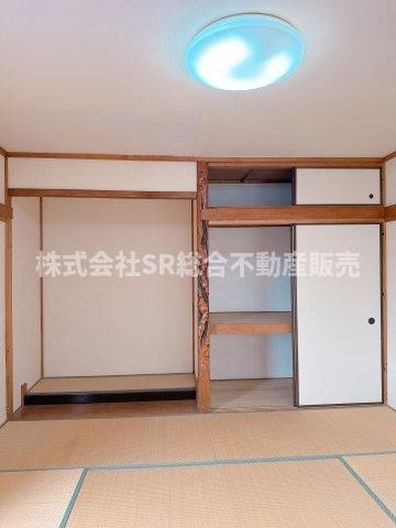 押入の横には和室らしい床の間がございます
