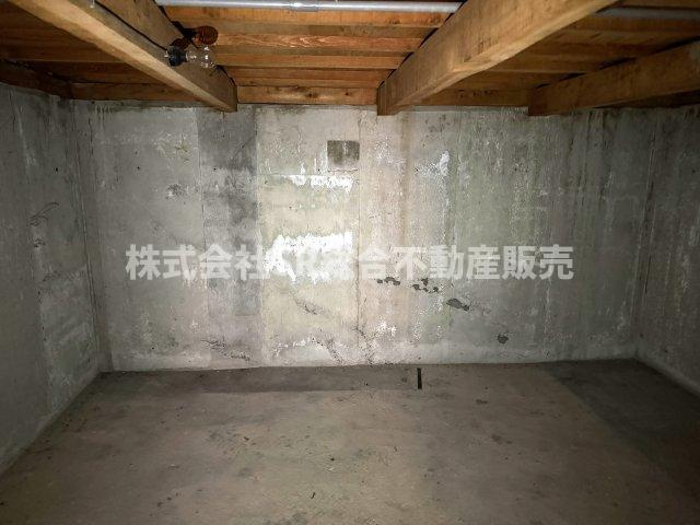 車庫の奥には便利な物置がございます