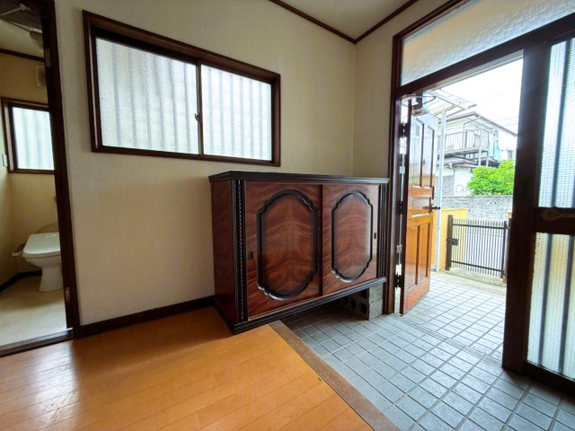 窓から明るい光が差し込む玄関。開口部が広く出入りもスムーズです。