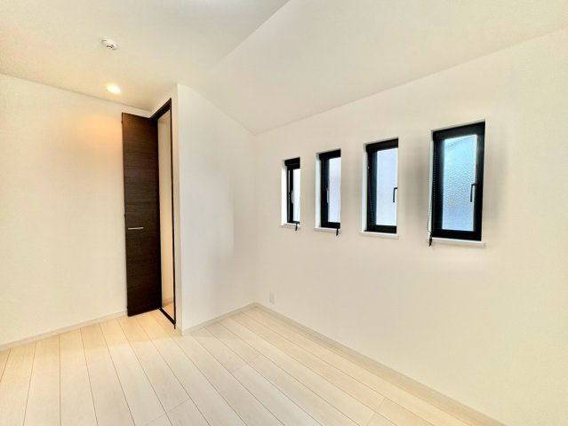 洋室4.5帖・収納付きで、お部屋がすっきり片付きます。