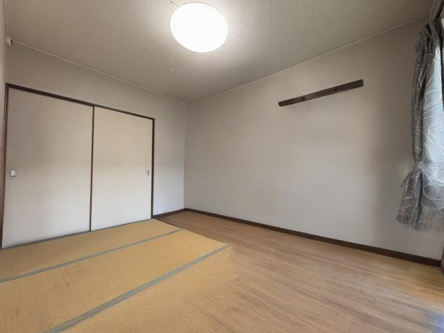 リビングになります。　家具等をAIにて消しております。
