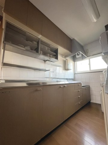 キッチンになります。　家具等をAIにて消しております。