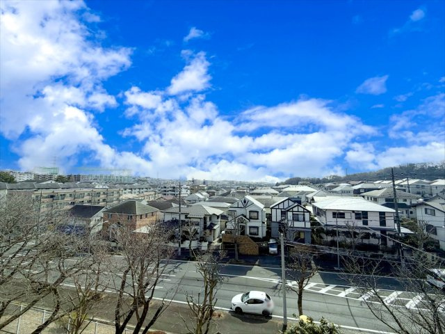 近くに高い建物がなく、遠くまで見渡せて気持ちの良い南側眺望です。日当たり・通風もとても良好！
