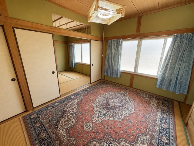 2階に配置された6帖和室は、隣のお部屋とつなげて広々と使うことも可能です。2面採光で明るさがあり、風通しも良好。落ち着いた和の雰囲気が心地よく、寝室や客間としてもおすすめです。