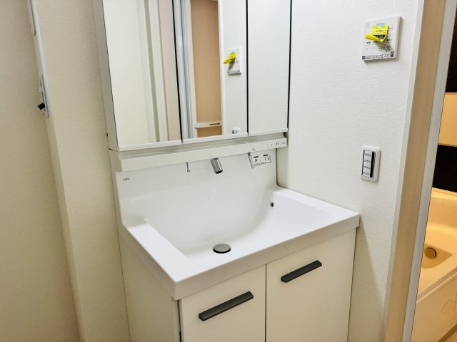 ～3面鏡付きの独立洗面台　細々している物をスッキリ収納出来ます～