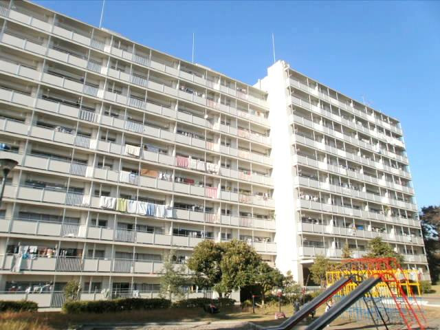 南側は遊具もある児童公園に隣接しています