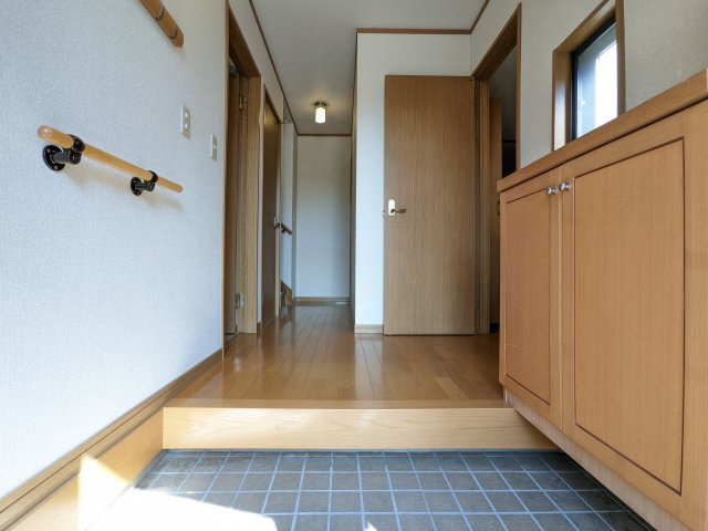 ゆったりと明るい玄関がご家族や来客をお出迎え。機能的な大型シューズボックスは長物もしっかりと収納できます。