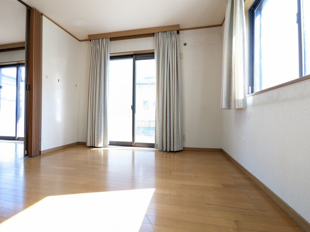家族で過ごせるくつろぎの空間は広めの設計となっております。