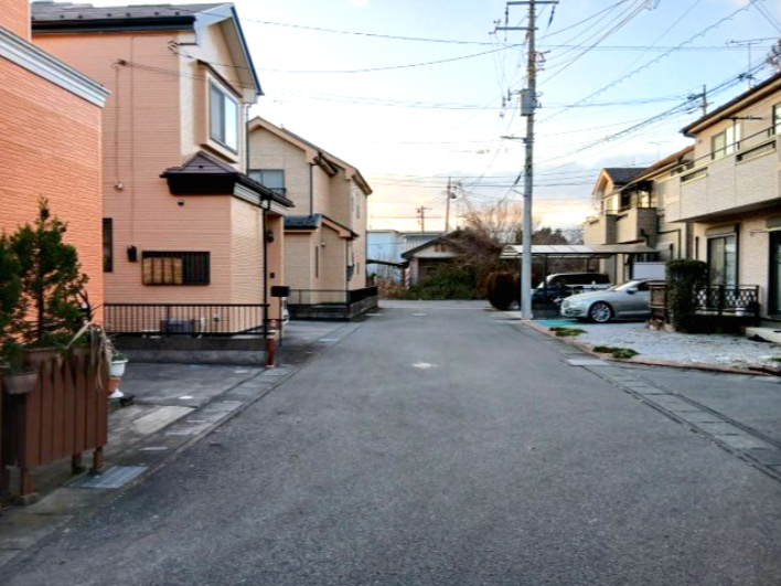 周辺環境は大切な要素。道幅や駐車など、ご確認ください。