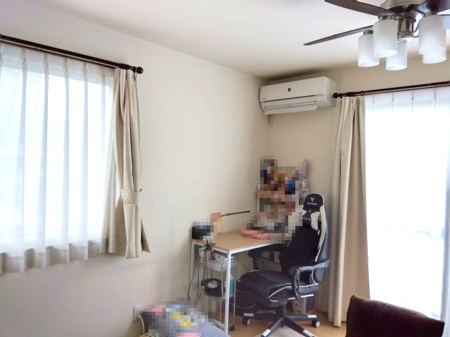 2面に窓があるので明るいリビングです。