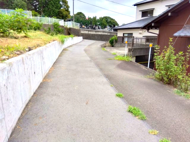 閑静な住宅地に位置しています。車通りが少なく騒音も気にならない穏やかな環境です。