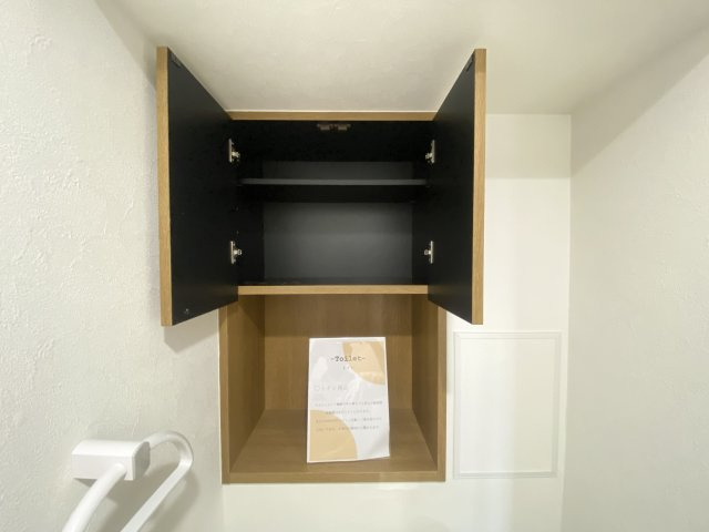 トイレ上部収納スペース、トイレットペーパーをストックしておけるのは便利です♪また、棚付きのため収納としても、インテリアを飾ることもできます♪