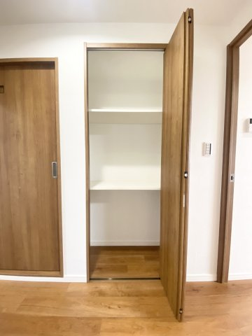 廊下収納、各お部屋だけでなく、廊下にも収納があるのが便利です♪可動棚なのでお好みに合わせて高さを変えられます♪