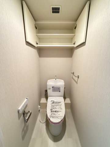 収納がついている広々としたトイレです