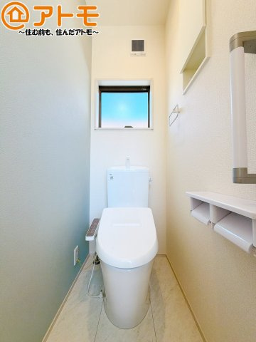 窓もあって換気もしっかりできる清潔感のあるトイレです♪