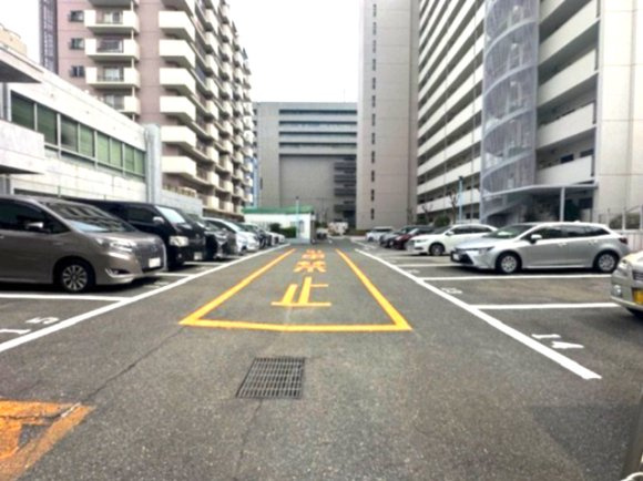 敷地内駐車場有り！快適なカーライフをサポート。空き状況・月額使用料は都度お気軽にお問合せください。