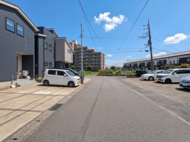 ・ゆったりとした駐車スペースを確保いたしましたので、大きめのお車でも駐車可能です。