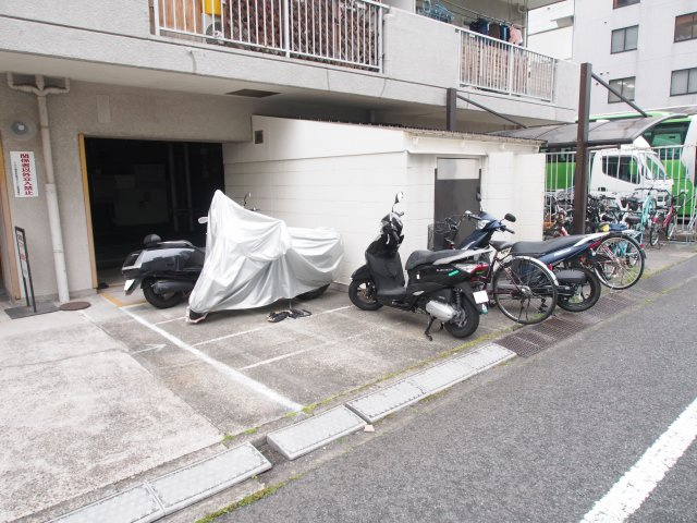【バイク置き場】