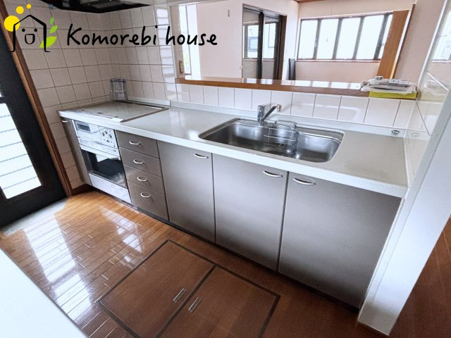 収納豊富なキッチンで、食器や調理器具もすっきり整理。毎日の料理が楽しくなる空間です。