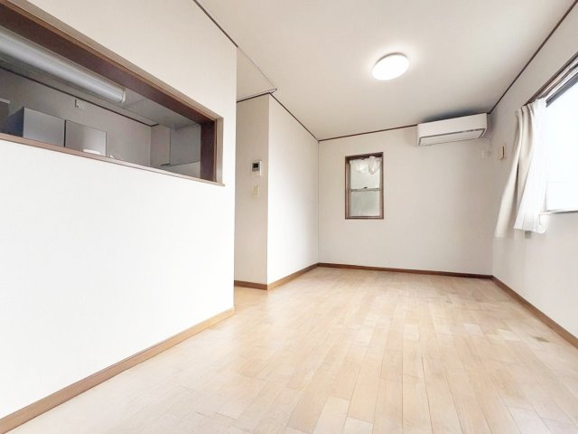 窓がたくさんあるので明るい光が射し込んできます♪