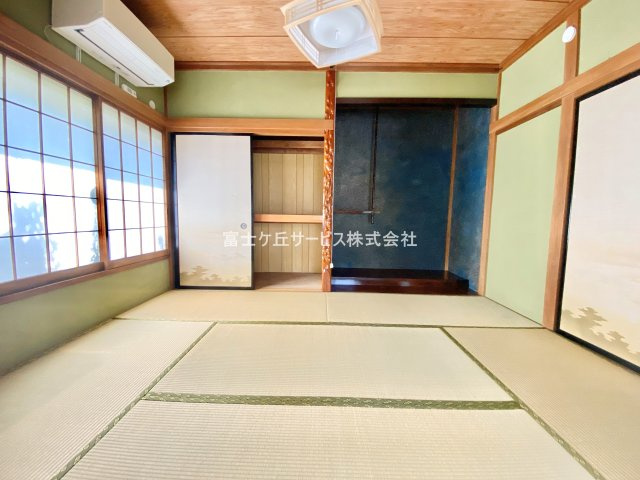 落ち着いた色調の寝室です