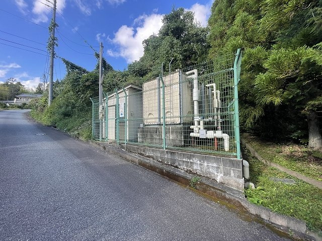 上水道はポンプ小屋に貯めて各家庭に正常水圧で送水。いわき市の施設です。