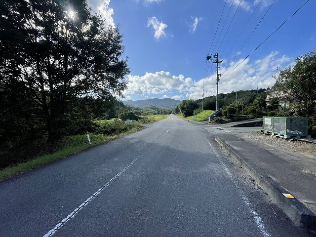 現地は写真右手を右折して少し上った場所です
