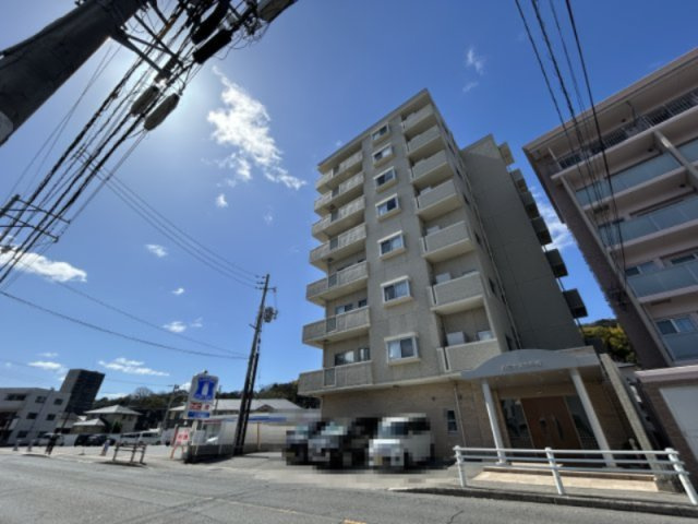 周辺にはコンビニなど生活施設も揃い、日常の買い物にも便利な立地。落ち着いた住宅環境の中にありながら利便性も兼ね備えています。堂々とした佇まいが街並みにも映える、安心感のあるマンションです。