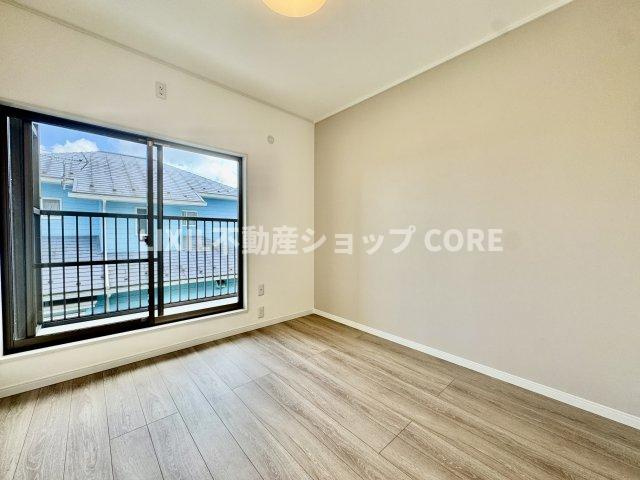 リビングで楽しく過ごした後はゆっくりくつろぐ時間を満喫できる寝室です。　