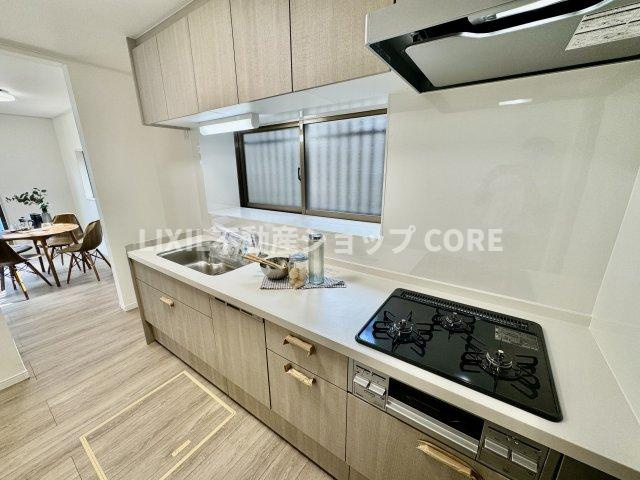三口コンロで、お料理の効率もアップ！使い勝手の良さを考えました。お洒落なシステムキッチンです。　
