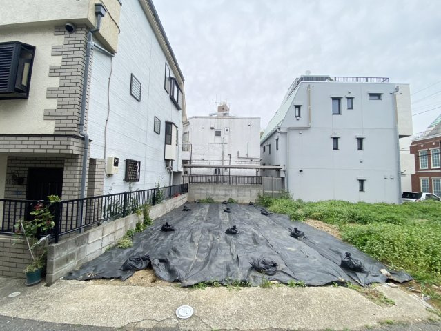 防草シートで丁寧に管理された敷地は、お引渡しまで清潔感ある状態を維持。周辺建物との距離感も把握しやすく、陽当たりや風通しの良さを現地で体感できます。理想の間取りを自由に描ける、ゆとりある広さです♪