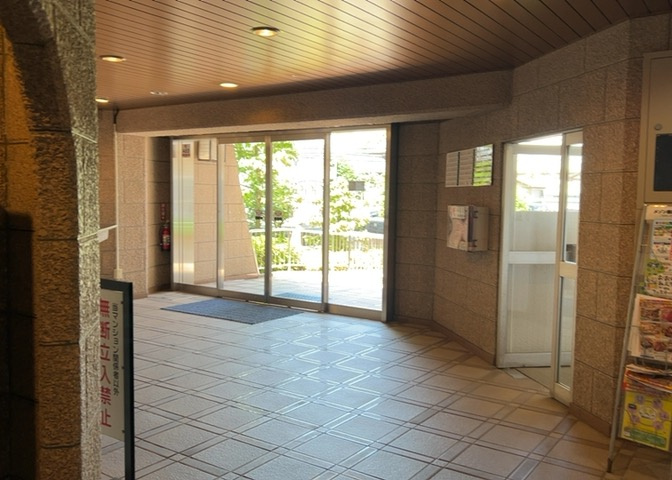 マンションのエントランスには、もともと風よけや防犯の役割がありますが、マンションによって宅配ボックスなどの設備が備わっている所もあります。日々の生活をイメージしながら生活しやすさをチェックしましょう。