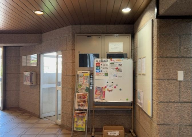 ロビーというと、エントランスと何がちがうの？と思いますよね。実はロビーとエントランスには明確な決まりはありません。物件によっては、エントランスを入って広がるある程度の広さのある空間がロビーとなります。