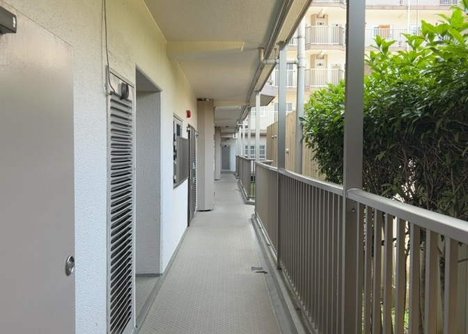 共用部分は、一棟の建物に住む区分所有者全員が共同で所有するとし、共用部分の管理、補修などは、区分所有者で形成される管理組合が行います。個人の判断で勝手に変更することはできませんので覚えておきましょう。