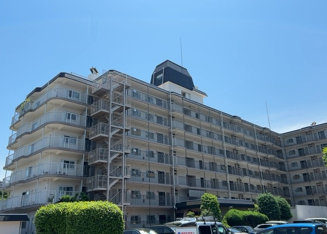 眺望の良さを楽しめるダイニングキッチンで家族団らんの時間を過ごしてはいかがでしょうか。バルコニーから見える景色を家族で眺める時間は、時間が経つのを忘れてしまいそうですね。是非、現地を見に行きましょう！