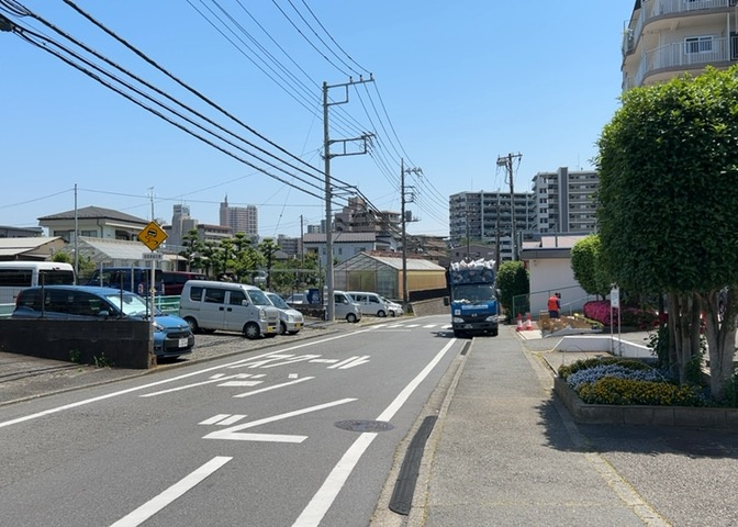 眺望を気にして物件を探す場合、前面に建物が建っていないか現地で確認しましょう！前面に建物があると景色はもちろん、日当たりや風通しにも影響が出てきます。住んだ時のことを想像しながら現地見学をしましょう。